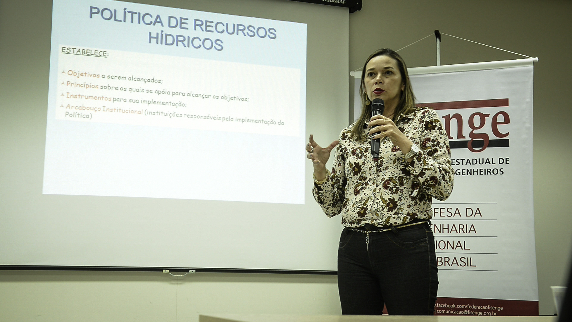 Engenheira Suzana Gico ministra debate sobre gerenciamento de recursos hídricos