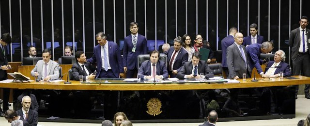 Em manobra, deputados aprovam projeto de privatiza o saneamento brasileiro